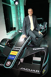 Gastgeber Peter Modelhart, der Gesch&auml;ftsf&uuml;hrer von Jaguar Land Rover Deutschland (&copy;Foto: Martin Schmitz)